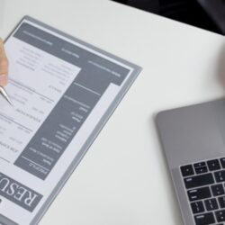 HR és munkaügyi szakembereknek Írj figyelemfelkeltő álláshirdetéséket gyorsan és hatékonyan, hozz létre jelöltelőszűrést segítő kérdéseket, küldj gyors válaszokat a munkavállalói kérdésekre